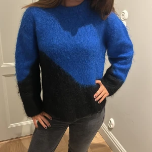 Unik tröja! - Säljer denna as coola unika tröja från other stories perfekt till höst och vinter!😇Tröjan är i väldigt bra skick och slutsåld på hemsidan. Säljer för 650 nypriset låg på ungefär dubbelt☺️ Storlek S, möta upp i Sthlm