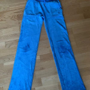 Juicy Courure byxor XXS - Säljer mina Juicy Couture byxor i storlek XXS efter att ha rensat min garderob. Använda ett fåtal gånger men i bra skick. Jag köpte de på NK, skriv om frågor, mått eller fler bilder🤗