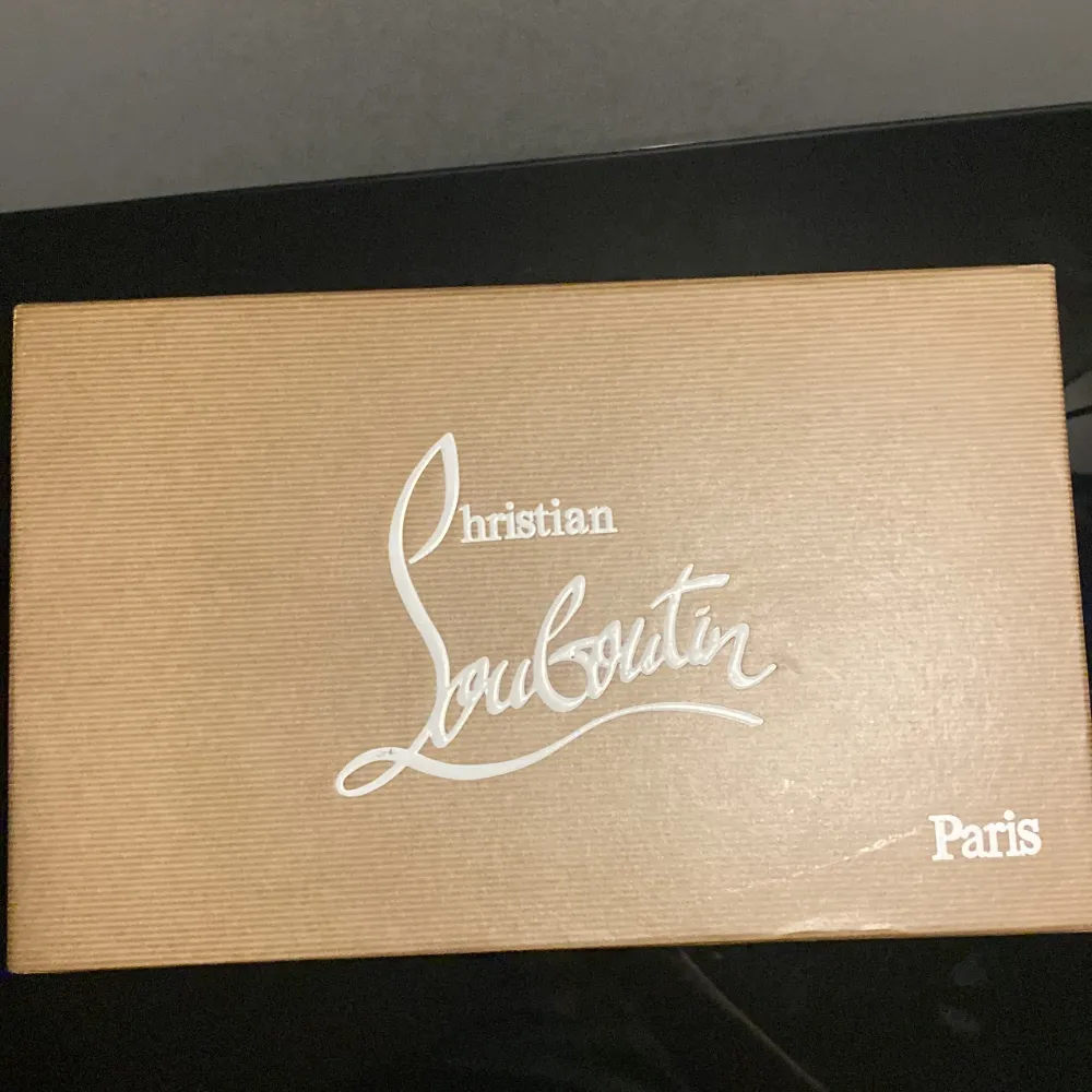 Ett Par Christian Louboutins, är ganska så nya. Inga skador, grå färgade med spikar i storlek 46. Kom privat om du har några frågor. Skor.