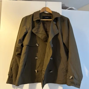 Kappa/ jacka  - Säljer min fina kappa då den inte kommer till användning💚 super fin nu till höst!! Mycket bra skick ( tillkommer med en bälte) 