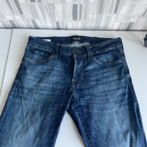 Jack and Jones jeans  - Tjena, säljer mina Jack and Jones Jeans  i den trendiga modellen Glenn. Jeansen är knappt använda, cond 8/10. Nypris: 1100kr, hör av er vid minsta intresse// Anton