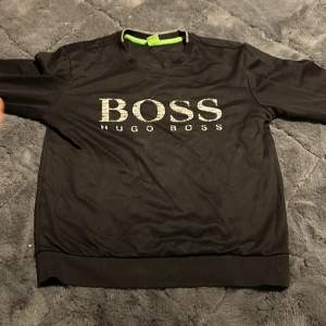 Säljer nu min Hugo boss sweatshirt, riktigt skön och bekväm, inga flaws