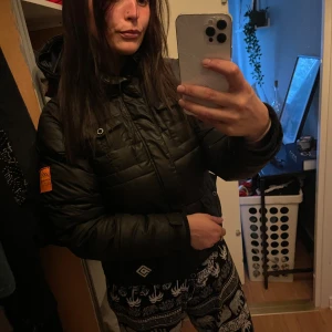 Höst och vår jacka st170 - Jag är storlek medium och passade mig, höst/vår jacka. Som de står i jackan är de storlek 170. Men hade kanske passar s också. Är lite fodrad med många fickor   