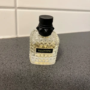 Valentino parfym  - Säljer en parfym från Valentino ”Born in roma yellow dream” 