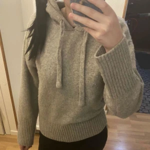 Stickad hoodie från zara - En jättemysig stickad hoodie perfekt för hösten!🍁 Kommer tyvär inte till användning längre därav säljer jag den.💗Nypris 500kr, har inga hål eller lösa trådar så skulle säga att den är i toppskick!  Kan diskutera pris💕