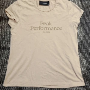 Peak performance T-shirt  - Mycket fin Peak performance T-shirt storlek xs