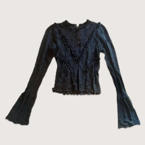 Svart topp - Jättesnygg svart spets topp🖤🐞✧･ﾟ* i fint skick! 🍓🫧 storlek xs ♡ kontakta mig privat vid frågor & funderingar 💋