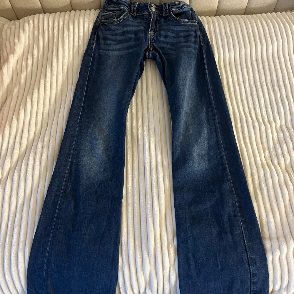 Superfina Gina jeans, använt sällan, säljer pågrund av att dom är förkorta för mig.. Jeans & Byxor.