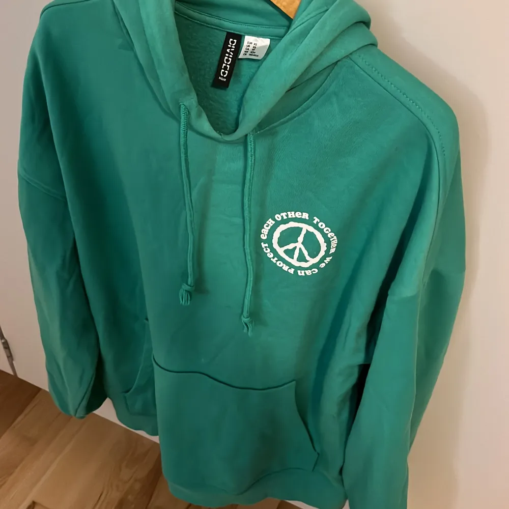 Säljer en grön hoodie från H&M Divided. Den är i storlek XS och är i nyskick. Säljer för att den inte kommer till användning och inte riktigt är min stil💕. Hoodies.