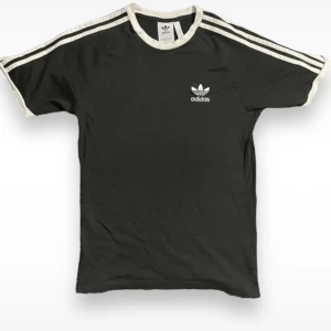 Adidas T-shirt - Säljer denna feta vintage adidas tröjan som är i använt skick, 7/10. Skriv om de är nått du undrar över👌🏻