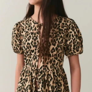 Leopard blus - En leopard blus från Gina Young! Använd 1-2 gånger så i väldigt bra skick!