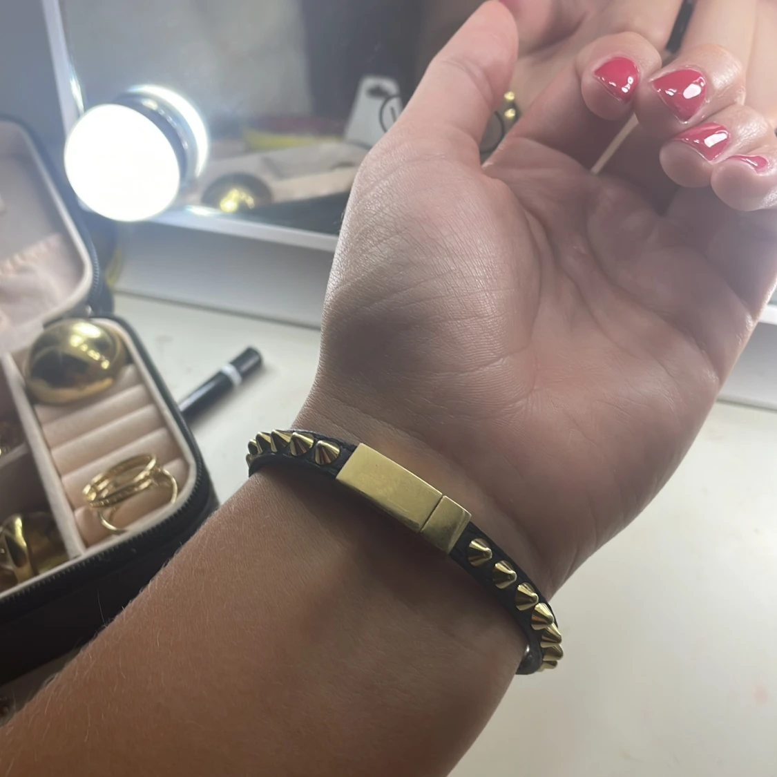 Svart armband med guldnitar från Edblad - 90