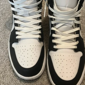 Air jordan 1 mid white/metallic gold -obsidian - Praktiskt taget oanvända, väldigt bekväma och fräscha!