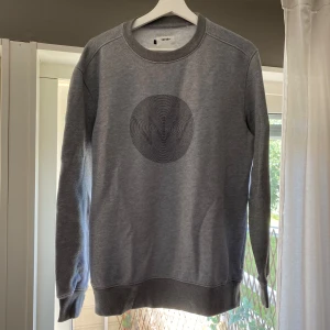 Långärmad tröja - Grå långärmad tröja i storlek M. 
