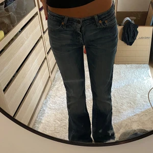 Levis jeans  - Jättefina lågmidjade jeans från Levis Midjemåttet är 36 cm rakt över 
