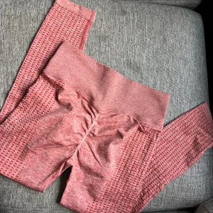 Träningstights  - Säljer träningstights med scrunch🌸