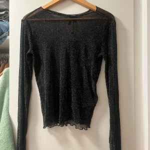 Mesch topp - Säljer denna fina glittriga genomskinliga tröjan. Aldrig använd för att jag fick aldrig tillfälle att använda den. Perfekt festtopp. Från veromoda
