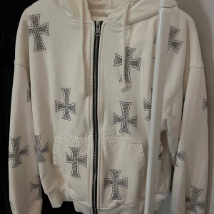 Unknown set  - Hej! Säljer nu mitt set från unknow köpt på luisaviaroma hemsida, tröjan är använd få tal gånger och byxorna knappt använda. Väldig tjock varmt matrial. Båda är köpt för ca 2500 säljs nu  för 1500 