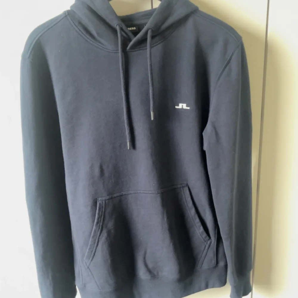  Säljer en riktigt snygg å skön J.Lindeberg hoodie i nyskick använd 1 gång och är som ny, nypris 1300 mitt pris 650. Pris kan diskuteras vid snabb affär!. Hoodies.