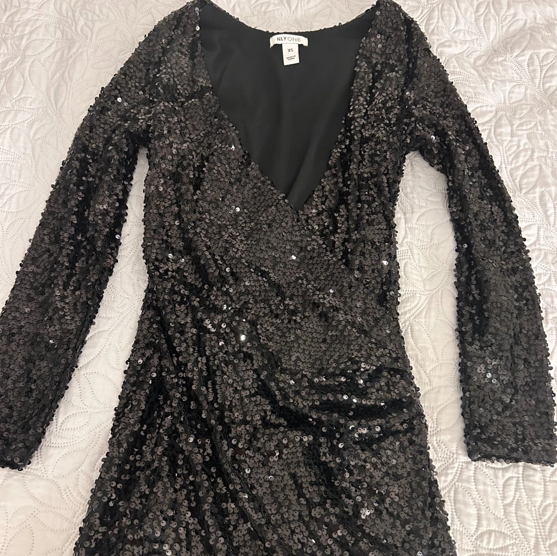 Svart paljettklänning från NLY One