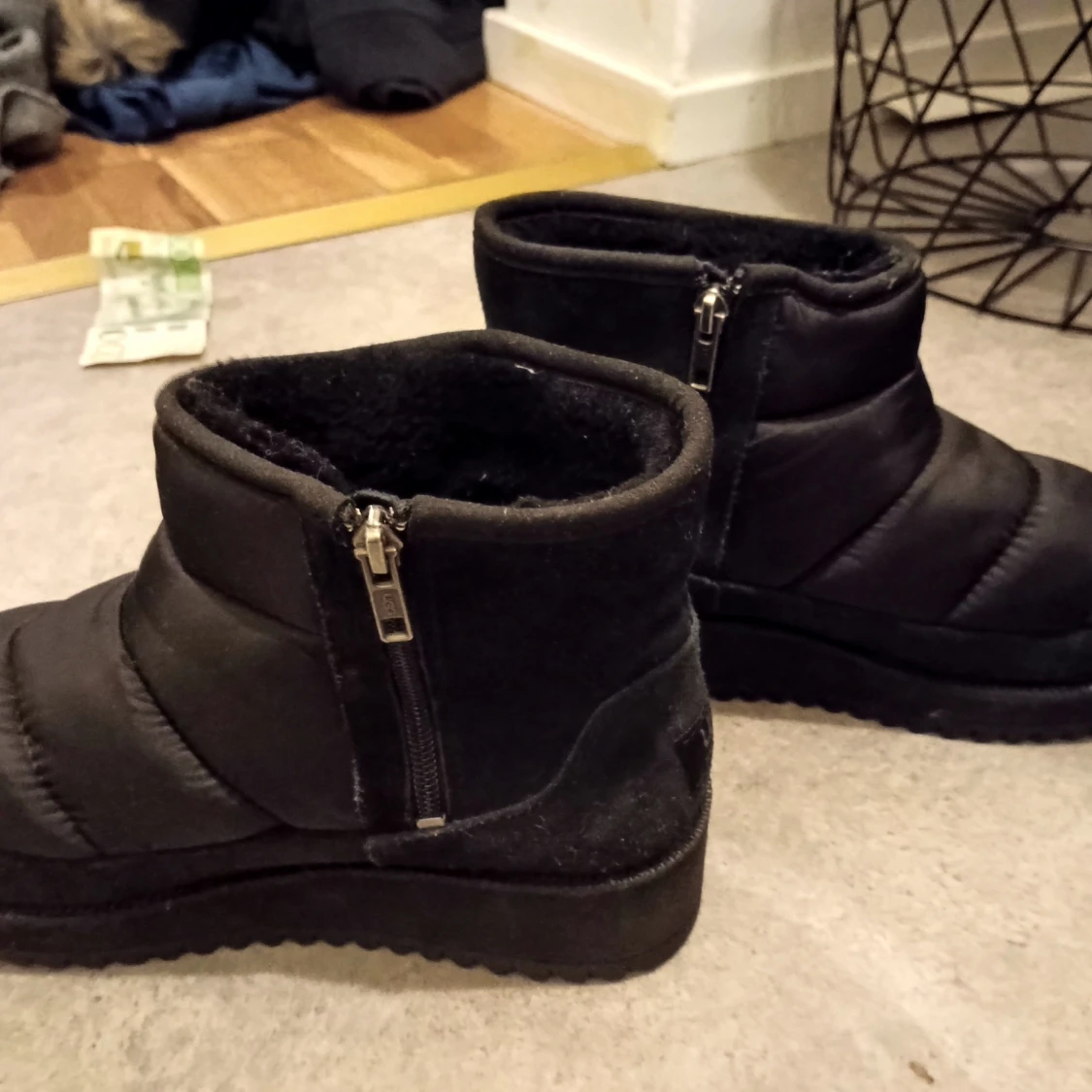 Uggs svarta dry tech  - 90