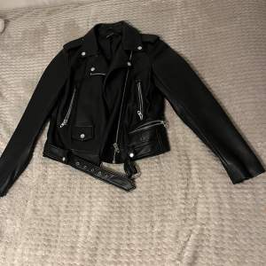 Cool bicker jacket från zara! I bra from! I storlek S, den är ej oversize. Super fin och sitter jätte fint. Pris kan diskuteras och Frank står jag ej för 