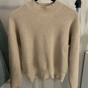 Stickad tröja  - Beige stickad tröja från Cropp. Storlek L men sitter som S då det är utomlandsstorlek! Lite nopprig därav priset.