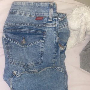 Jeans - Jeans strlk 40, skulle säga Liten L, men passar mest om man har storlek M. 