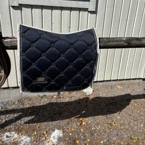 Es schabrak  - Det blå, dressyr Storlek full  Det beiga, hopp storlek full    inte tvättade men utöver det inget fel