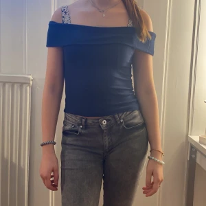 Marinblå off shoulder - Supersöt off-shoulder tröja som tyvärr inte kommer till användning. Köpt under sommaren och har knappt använts, därmed det fina skicket 💘Hör av dig vid minsta fundering 