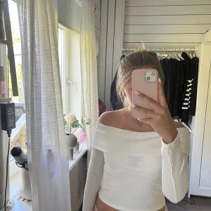 Off shoulder tröja - En vit off shoulder tröja från mango i storlek S. använd en gång så är i nyskick💗säljer pga att jag inte använder den