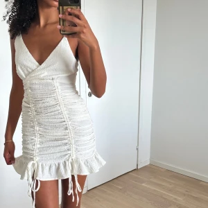 Vit klänning med snörning - Vit klänning från asos med massa fina snördetaljer. Stretchig så passar nog kanske 38 också❤️