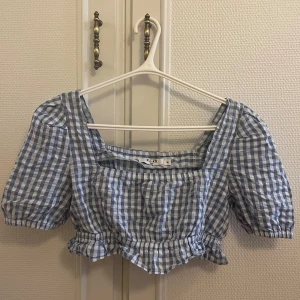 Rutigt set  - Set med topp och kjol. Använt två gånger. Behöver bara en strykning.