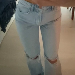 Long straight fit jeans - Ljusblå ripped jeans - long straight fit, från Stradivarius! Använd 1 gång, lång i benen för mig som är 165 men funkar! 🤍  Pris ej inkl. frakt, kan även mötas upp i Stockholm! 