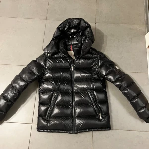 Moncler maya - Jag säljer min gamla maya jacka som nu är för liten. Det är storlek 14 år och har inga defekter. Jackan är som sprillans ny och säljs för 6500kr🙌