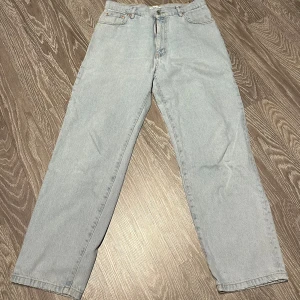 Woodbird jeans - Säljer nu mina woodbird jeans pågrund av att jag växt ur dom. Det är storlek w32 l30 Tveka inte på att höra av er. SNABBA KÖP!!