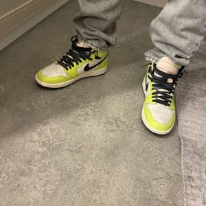 Jordan 1s High - Säljer nu ett par riktigt snygga Jordan 1s. Ny skick knappt använda. Med följer extra snören vita.