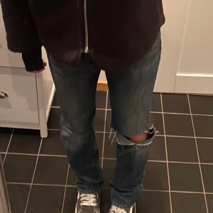 Jeans - Jeansen är ifrån Crocker med storleken w28 och L32! Har klippt hålet själv och jeansen är vintage. Gillar dessa så mycket!!