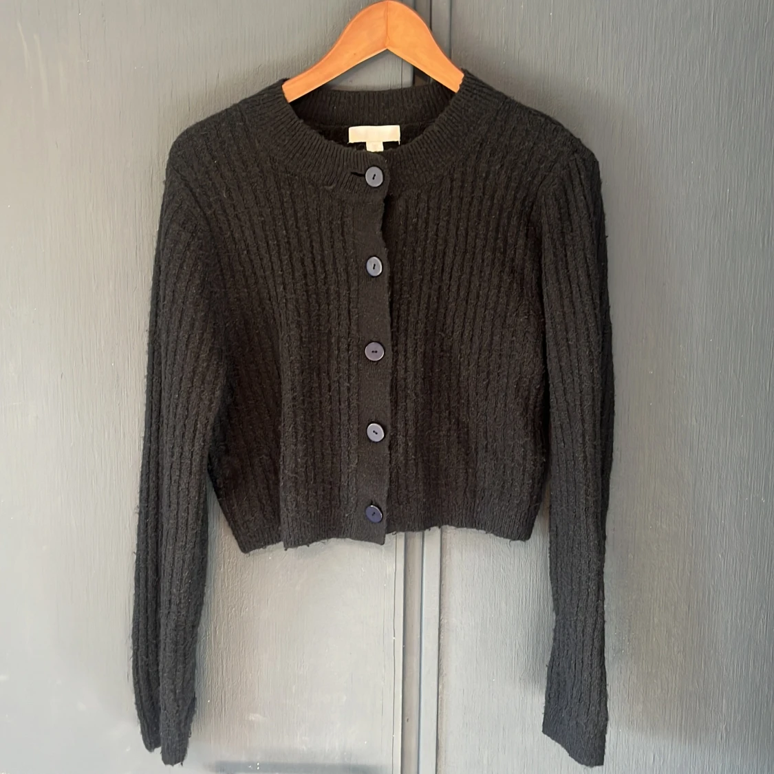 Marinblå stickad kofta från H&M