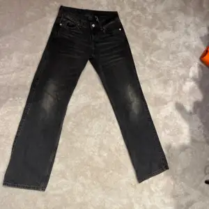 Säljer mina svarta weekday jeans i storlek 25/32. Använd ett fåtal gånger och är i mycket bra skick!