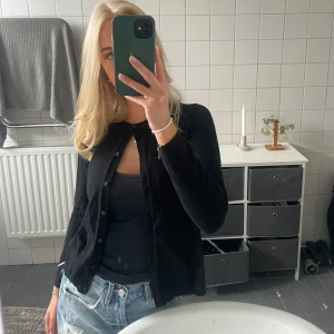 Svart kofta - Svart kofta med knappar från mango!  Sitter snyggt och passar till allt. Köparen står för frakten 