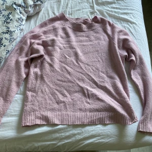 stickad tröja - stickad tröja från veronica lite noppig men annars bra skick. storlek S passar även M