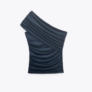 Fest Zara topp - Assymeterisk topp från Zara. Använd 1 gång. Fin till middag eller fest. Priset är ej diskuterbart. 💓