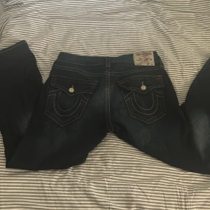 asfeta ricky true religion  - Jätteee snygga jeans från min kille men han använder dem inte så säljer dem för hnm,