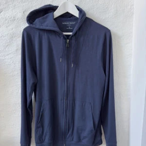 Derek Rose Zip hoodie - Mörkblå stickad zip-hoodie från Derek Rose, köpt på Ströms i Göteborg.  Nypris: 2299 SEK  Skick: Nyskick Storlek: S (passar M)  Kvitto?: Ja