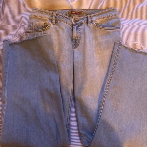 Jeans  - Säljer mina as snygga lågmidjade jeans pågrund av att dom inte passar längre. Vid snabb affär kan pris diskuteras 💕 skriv för fler bilder 