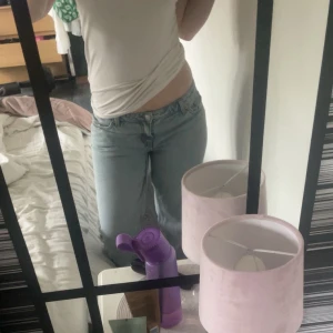 Ljus blåa lågmidjade jeans  - Bra skick, jag är 162 och dom är bra i längd. Använt typ 4 gånger, säljer för att jag knappt använder 