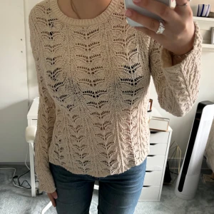Stickad tröja - Jättesöt stickad eller virkad tröja från mango, den har används väldigt lite och är därför i väldigt bra skick💕😊