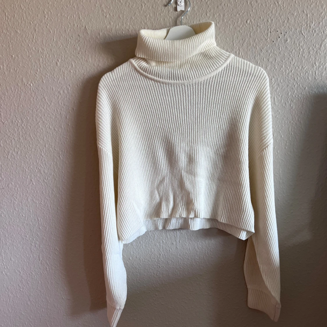 Vit ribbad polotröja