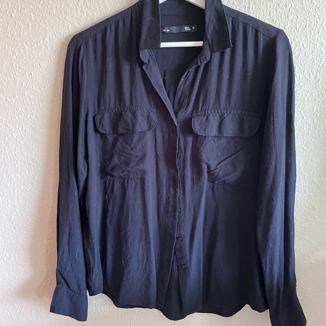 Svart skjorta med knappar